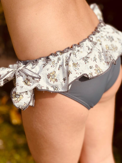 Braguita Bonaire azul con volante flores